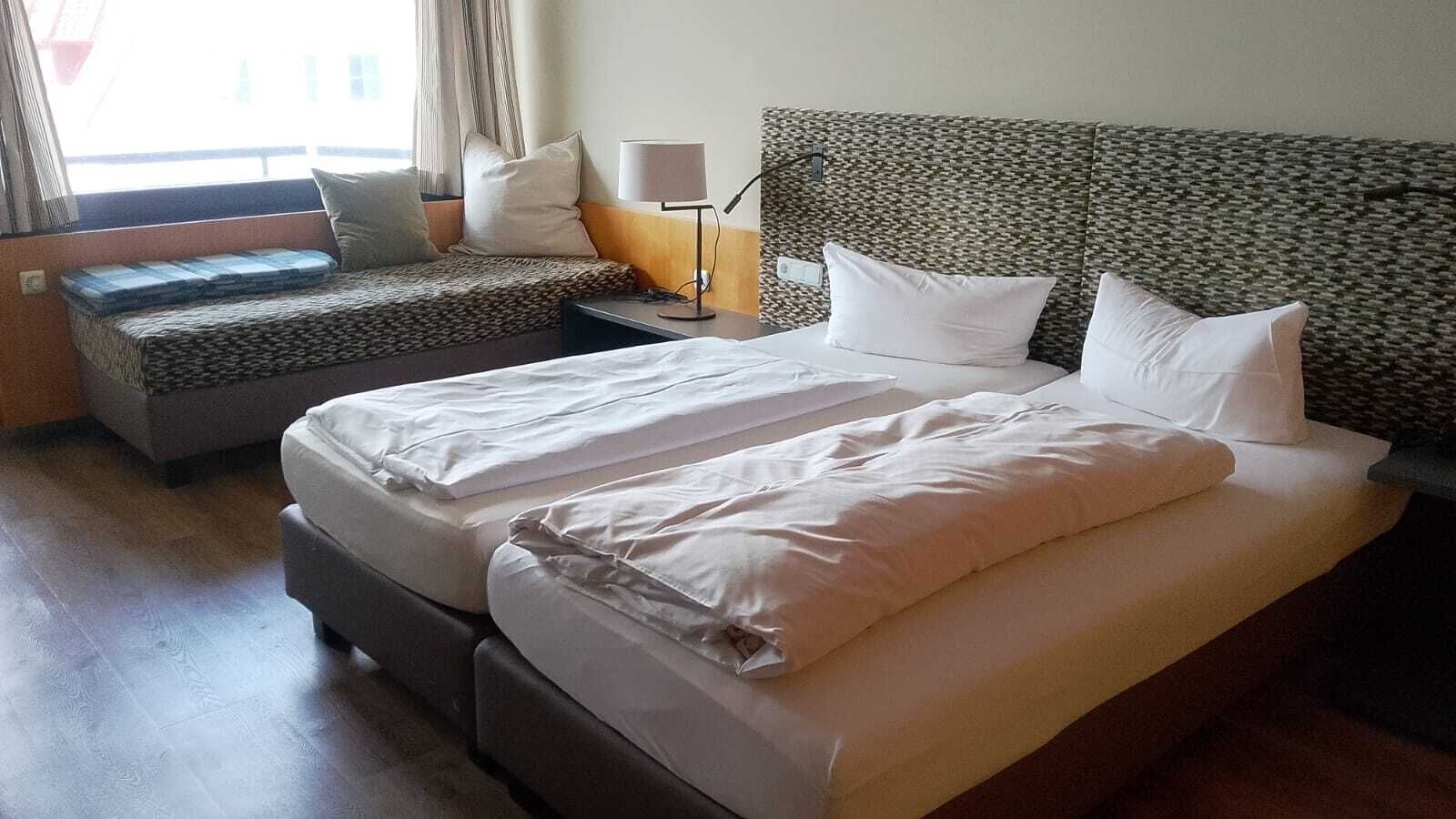 Triple Room | Desk, laptop workspace, free WiFi, bed sheets