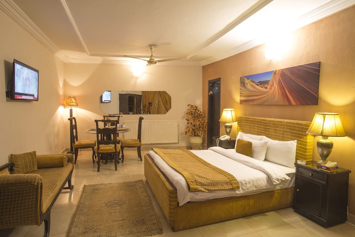 Executive Room, 1 Queen Bed, Non Smoking, Mountain View | Living room