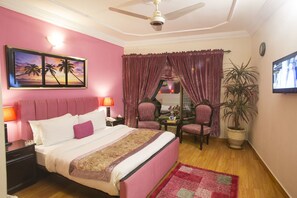 Executive Room, 1 Queen Bed, Non Smoking, Mountain View | Living room - MURREE (Murree)