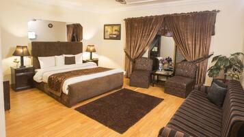 Executive Room, 1 Queen Bed, Non Smoking, Mountain View | Living room
