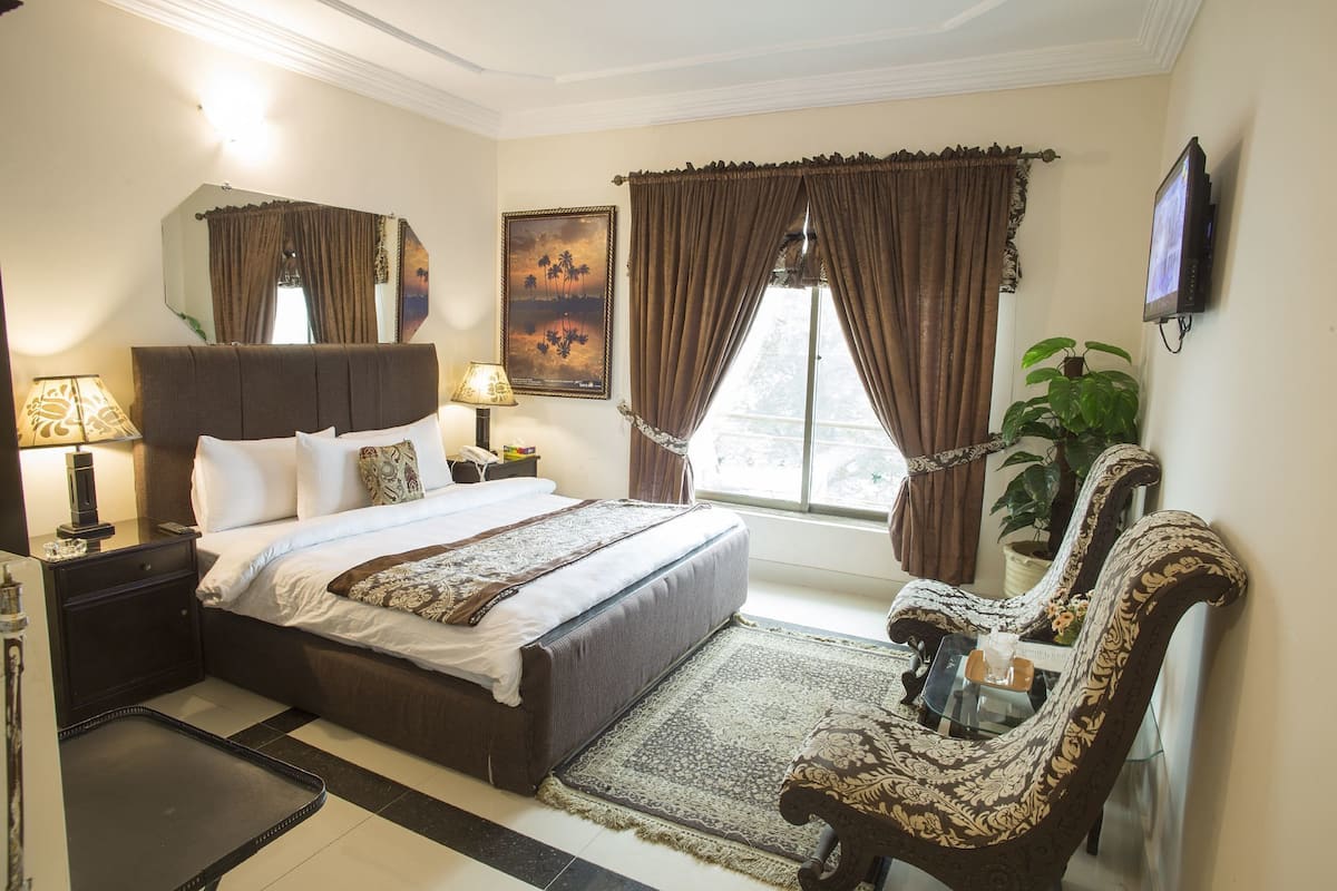 Economy Studio, 1 Queen Bed, Non Smoking | Living room
