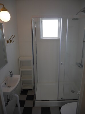 Bungalow, 2 Bedrooms | Bathroom | Shower, towels