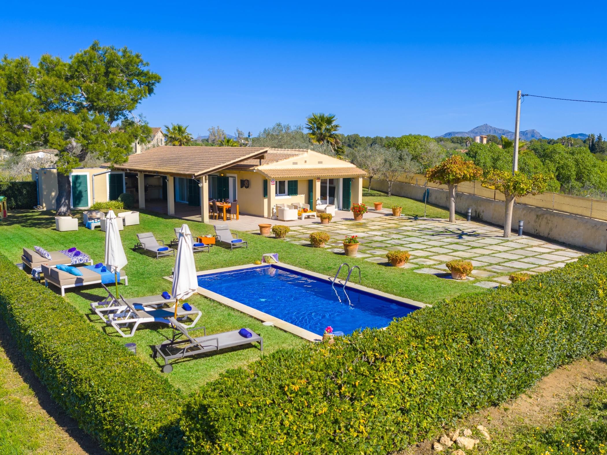 Ein Wohnhaus mit Swimmingpool, Außenbereich zum Sitzen und Blick auf die umliegende Landschaft.