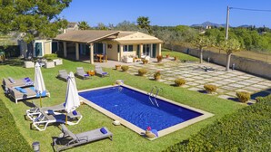 Il s’agit d’une propriété résidentielle dotée d’une piscine, d’un espace extérieur aménagé pour se détendre et d’un patio.