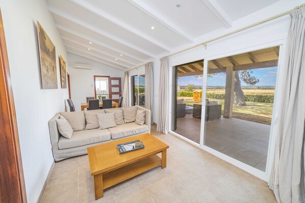 Una televisión, un reproductor de DVD