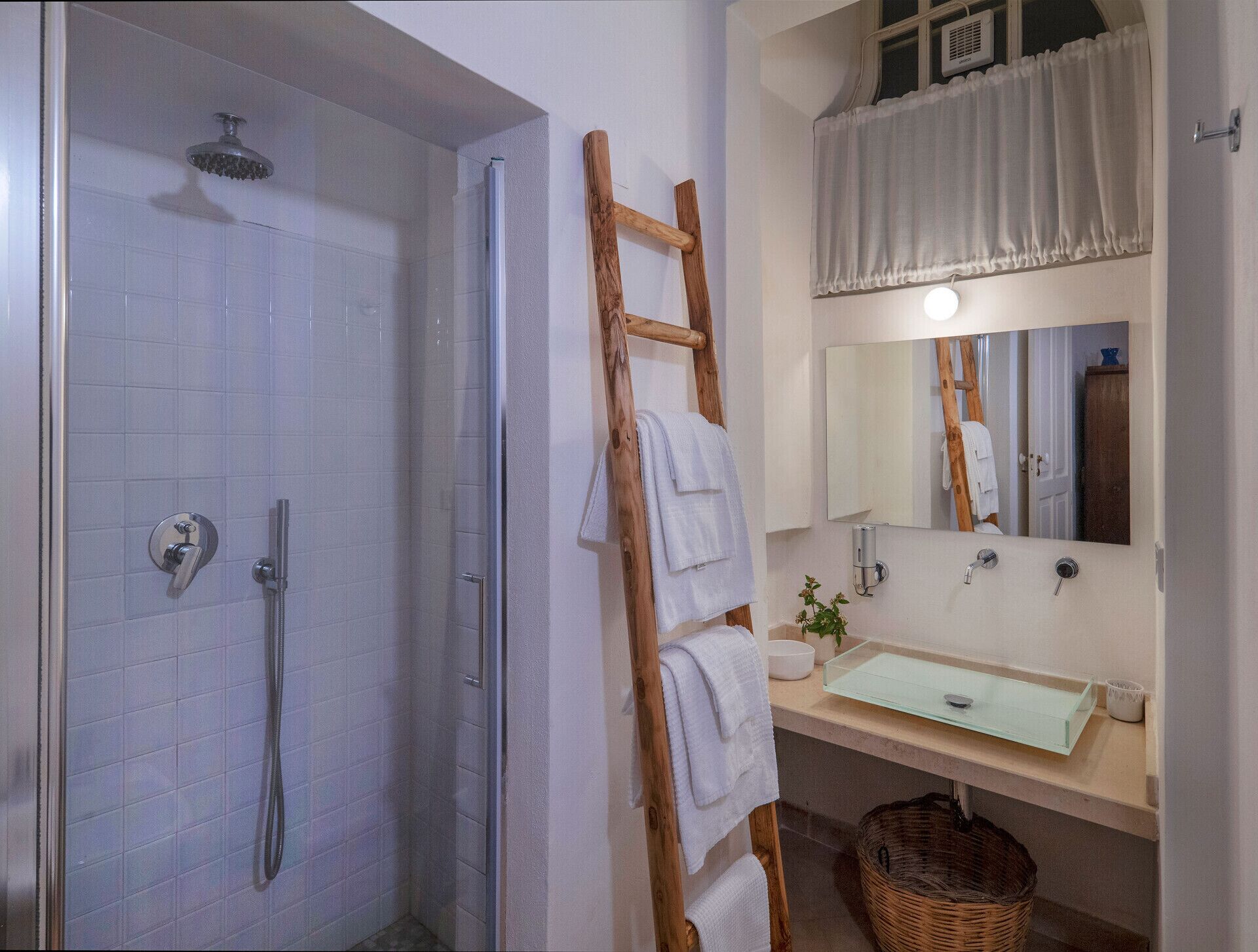 Regadera, secadora de cabello, bidet, toallas 