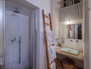 Shower, hair dryer, bidet, towels