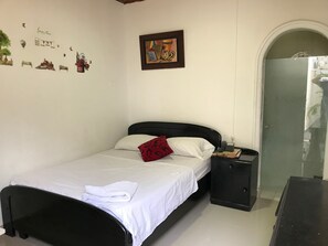 10 bedrooms, desk, free WiFi, bed sheets