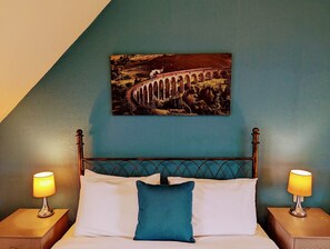 Family Room 4 Adults | Premium bedding, desk, blackout drapes, free WiFi - The Coo's Guest House (Inverness)