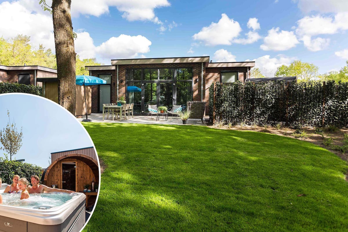 Une maison moderne dotée d’un grand jardin, d’un jacuzzi et d’un patio aménagé avec du mobilier d’extérieur.