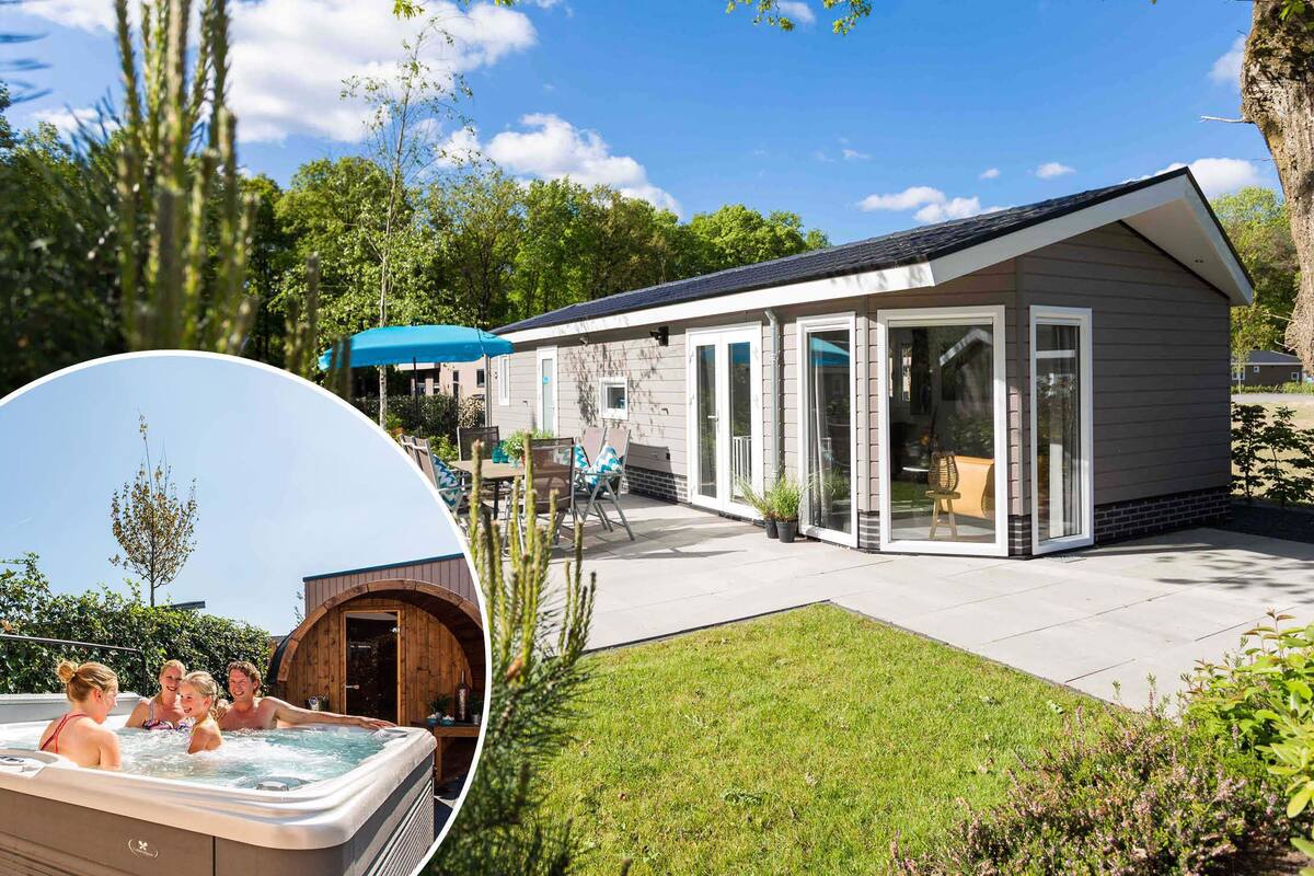 Une maison moderne dotée d’un patio, d’un jacuzzi et d’un grand arbre.