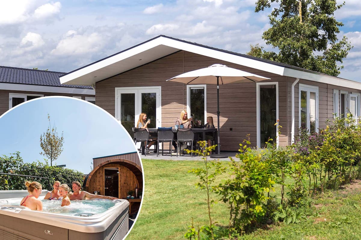 Une maison moderne dotée d’un patio, d’un jacuzzi et d’un jardin.