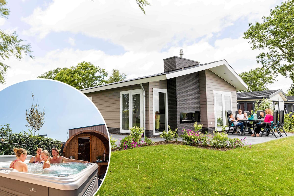Une maison moderne dotée d’un patio, d’un jacuzzi et d’un jardin.