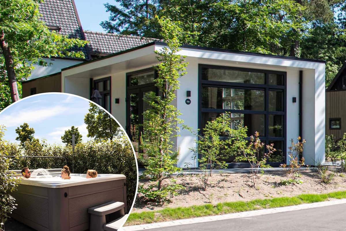 Une maison moderne dotée d’une grande baie vitrée, d’un jacuzzi et d’un jardin bien entretenu.