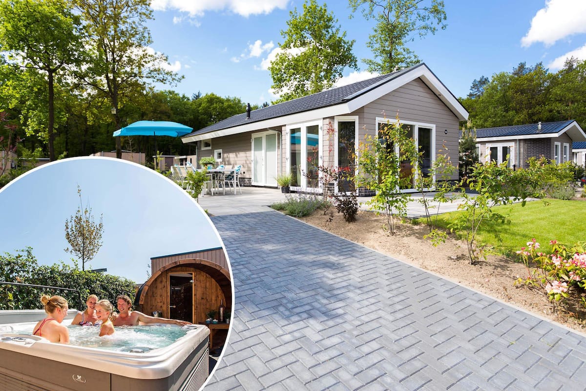 Une propriété résidentielle dotée d’une terrasse, d’un jacuzzi et d’un jardin.