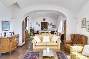 TV, fireplace, DVD player - AMORE RENTALS -Villa Era with Swimming Pool, Sea View, Terraces and Parking (Positano)