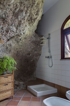 Bathtub, hair dryer, towels, toilet paper - AMORE RENTALS -Villa Era with Swimming Pool, Sea View, Terraces and Parking (Positano)