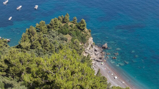 A coastal area with a rocky beach, clear turquoise waters, and several boats. - AMORE RENTALS -Villa Era with Swimming Pool, Sea View, Terraces and Parking (Positano)