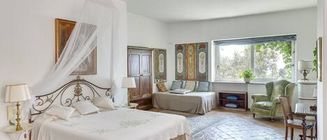 4 habitaciones, tabla de planchar con plancha y cuna de viaje