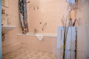 Appartamento, balcone | Bagno | Doccia, asciugamani