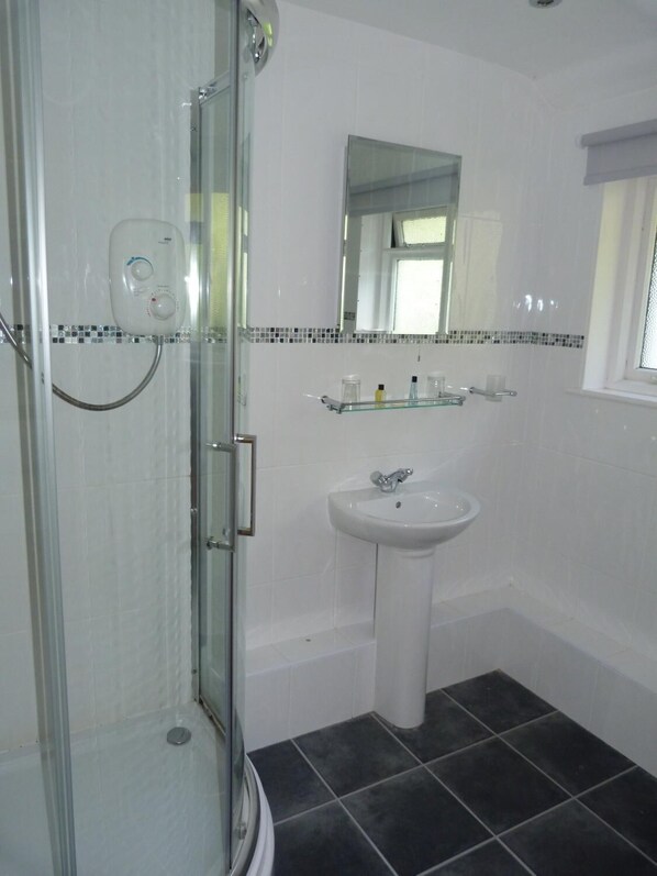 Bathroom - The Old Ferry Inn (Fowey)
