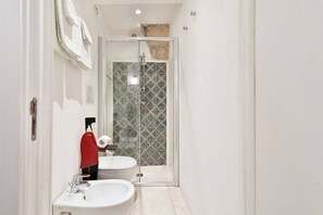 Douche, sèche-cheveux, bidet, serviettes fournies