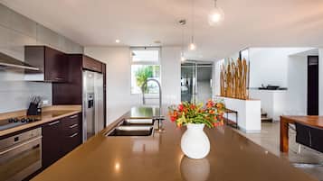 Luxe huis, meerdere bedden, niet-roken, uitzicht op oceaan | Dineren in de kamer