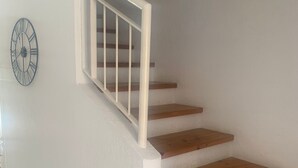 Un escalier avec des marches en bois et des rampes blanches.