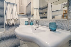 تجهيزات دش، مستلزمات مجانية للعناية الشخصية، مجففات شعر، مناشف