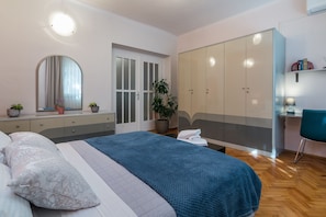 3 bedrooms, in-room safe, iron/ironing board, free cribs/infant beds