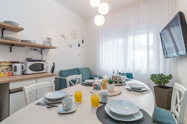 تلفزيون بشاشة مسطحة