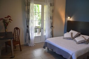 Habitación doble, 1 cama matrimonial, para no fumadores | Escritorio, camas extra y ropa de cama 