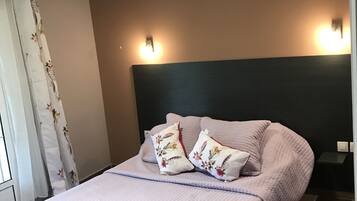 Desk, rollaway beds, bed sheets