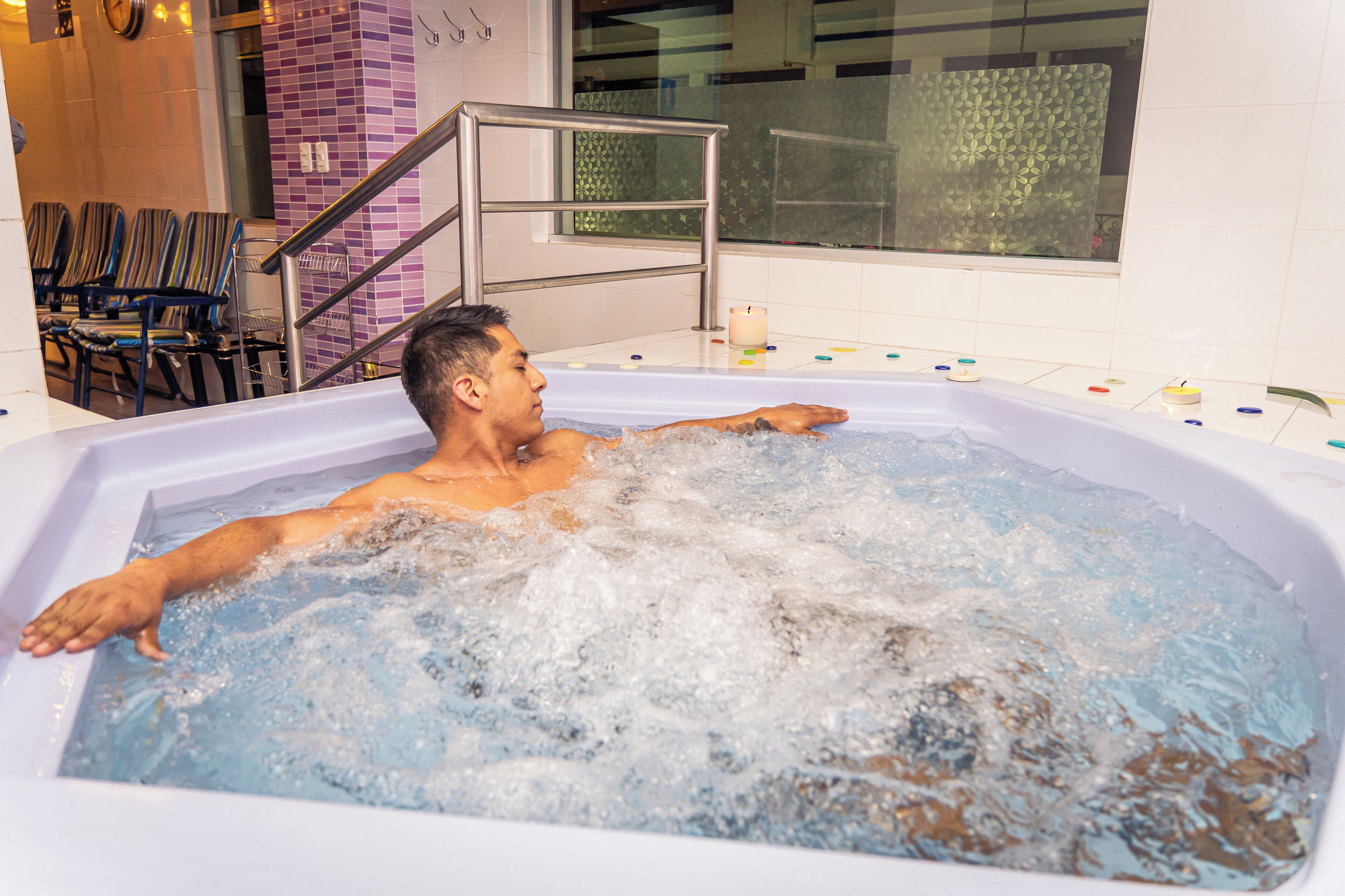 Sauna, bain à remous, hammam, massages des tissus profonds, massages