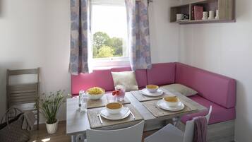 Mobile Premium-Unterkunft, 2Â Schlafzimmer, Whirlpool | Wohnzimmer