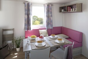 Mobil enhet - Premium - 2 sovrum - bubbelpool | Vardagsrum | -45-centimeters LED-tv med digitalkanaler