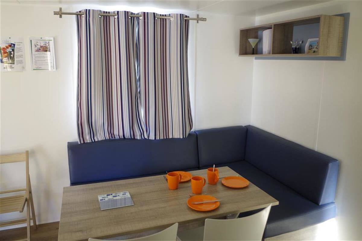 Casa móvil Premium, 2 habitaciones, bañera de hidromasaje | Zona de estar | Televisión LED de -45 cm con canales digitales