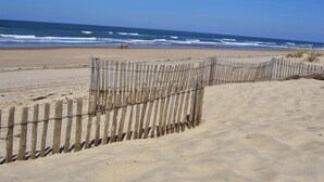Una platja de sorra amb una tanca de fusta.