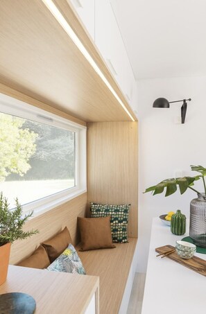 Trailer luxo, 2 quartos, terraço | Área de estar | TV LED -45 cm com canais digitais