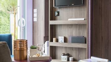 Mobile Deluxe-Unterkunft, 2Â Schlafzimmer, Terrasse | Wohnbereich