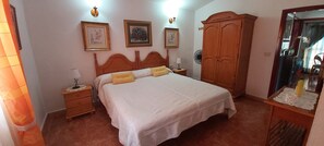 2 chambres, coffres-forts dans les chambres, Wi-Fi, draps fournis