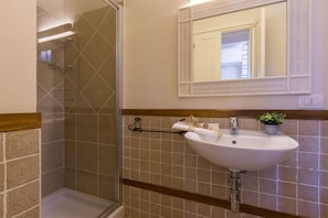 Shower, hair dryer, bidet, towels - VILLA LUNA - Holiday in Villasimius near the most beaches of the coast (Villasimius)