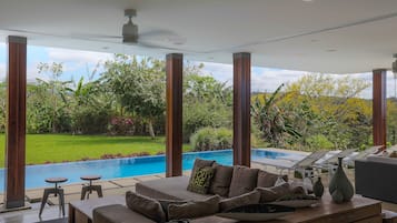 Piscine extérieure, parasols de plage, chaises longues