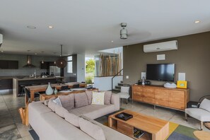 Luxury House, Multiple Beds, Non Smoking, Ocean View | Living room