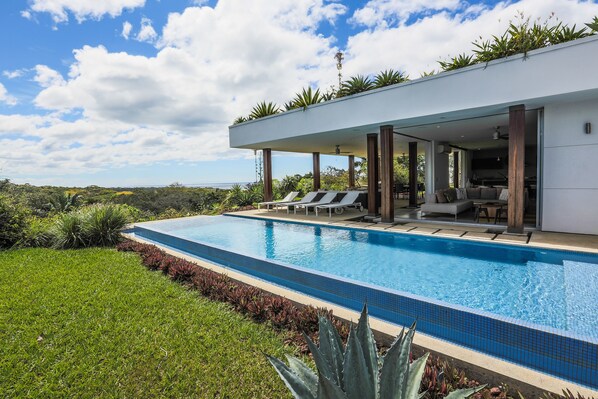 Outdoor pool, pool umbrellas, sun loungers - Bella Luna - Luna 33 (Cuajiniquil)