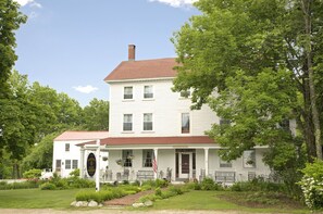 Front of property - Wakefield Inn & Restaurant (Wakefield)