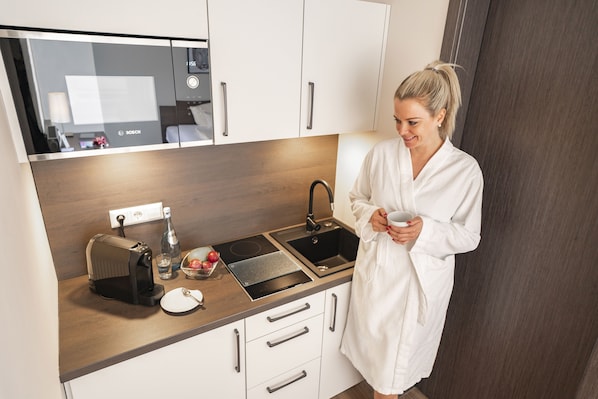 Micro-ondes, machine Ă expresso, cafetiĂšre/bouilloire