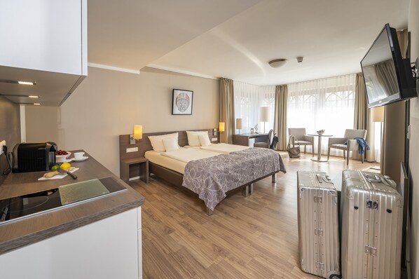 Habitación estándar doble | Ropa de cama de alta calidad, escritorio, cortinas opacas