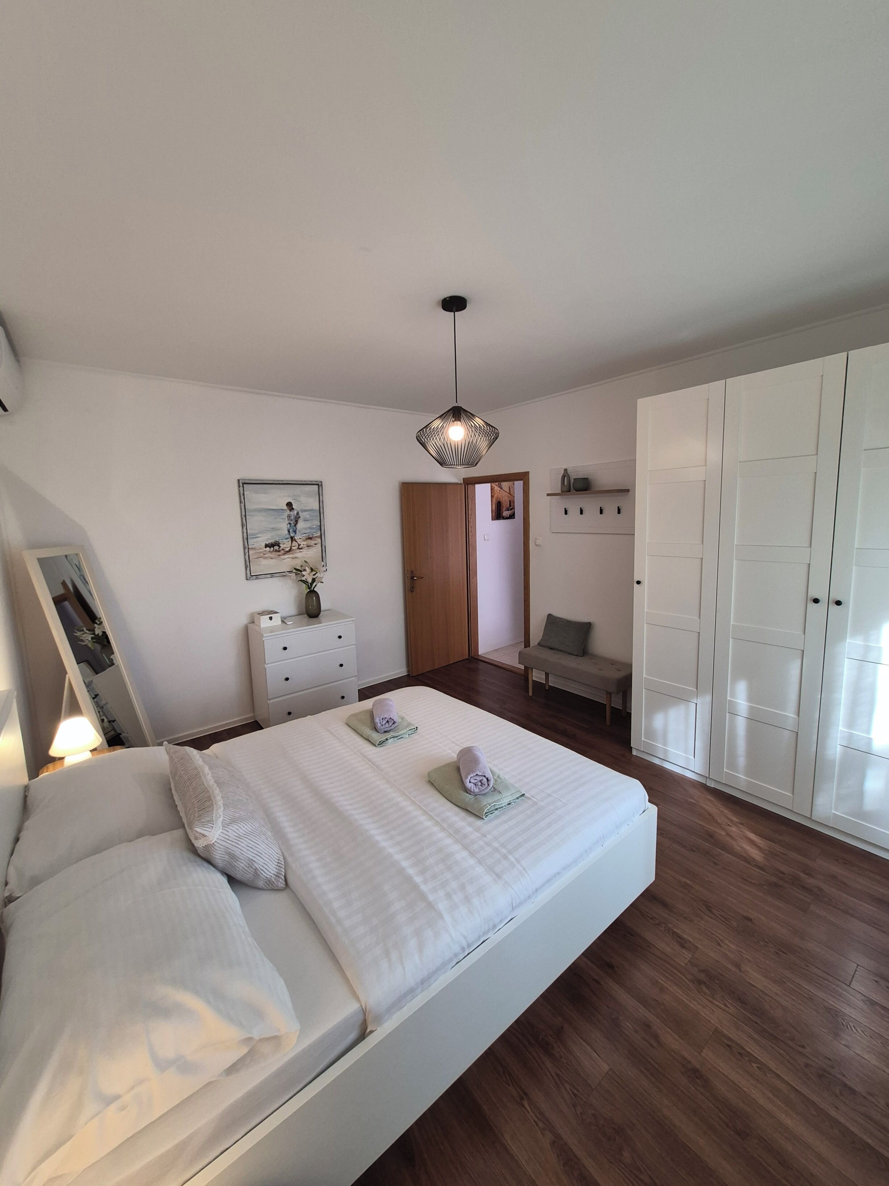 3 chambres, fer et planche à repasser, Wi-Fi, draps fournis