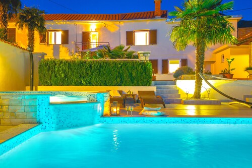 Villa with private pool in green oasis, only 3 km from the sea